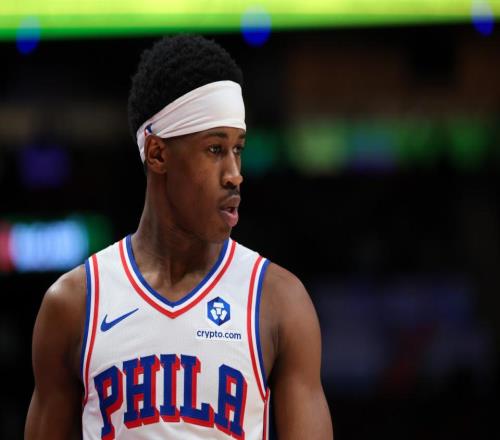 轟30+10破紀錄，20歲探花導(dǎo)演大爆冷！殘陣76人擒綠軍總分11扳平