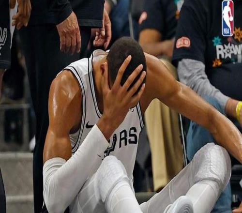 令人揪心！文班亞馬腦袋砸地，傷情如何名記回應(yīng)，馬刺遇上麻煩