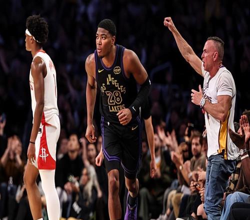 投射能力真是相當(dāng)穩(wěn)定！湖人鋒線大將又一次起到了關(guān)鍵的作用