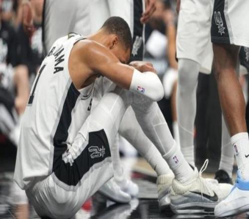 文班今早返回訓(xùn)練館能否出戰(zhàn)第三場尚不確定