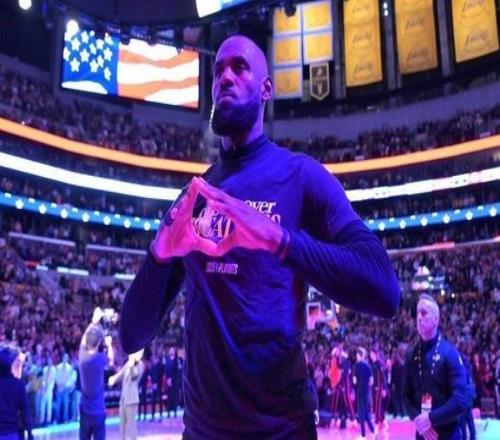 詹皇打服名記！曾偷偷準(zhǔn)備老詹退役稿，如今詹皇帶隊(duì)20領(lǐng)先火箭