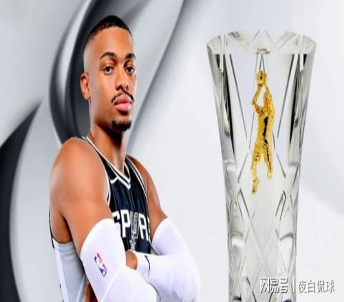 82場全替補(bǔ)封神！馬刺硬漢放下首發(fā)執(zhí)念，兩年蟄伏拿下重磅大獎(jiǎng)