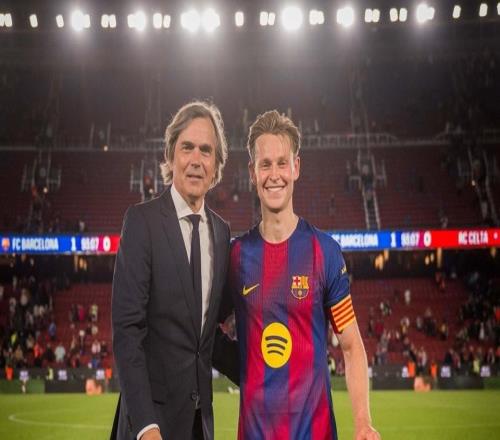 巴薩隊(duì)史出場(chǎng)最多的荷蘭球員，德容獲贈(zèng)紀(jì)念球衣并與科庫(kù)合影