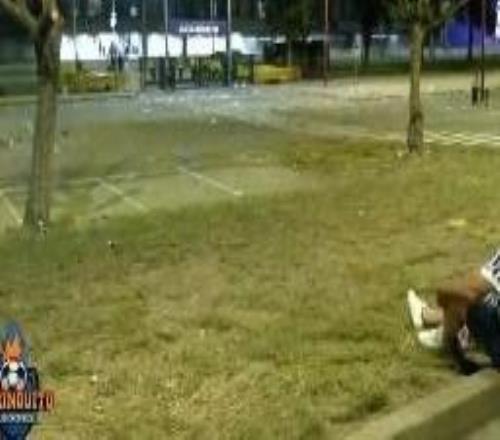 令人動(dòng)容，一名沒(méi)票的皇社球迷坐在球場(chǎng)外聽(tīng)國(guó)王杯決賽陪伴主隊(duì)