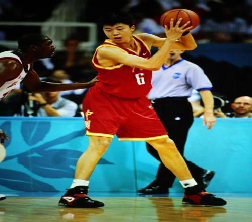 姚明祝福王治郅正式入選國(guó)際籃聯(lián)名人堂：他是一個(gè)劃時(shí)代的人物，做到了很多個(gè)第一次