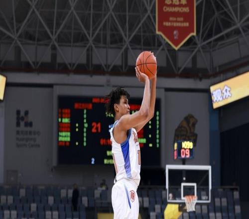 短暫兌現(xiàn)天賦！新疆混血后衛(wèi)轟15分封鎖郭昊文創(chuàng)賽季最佳一戰(zhàn)