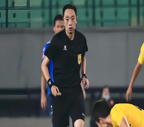 戰(zhàn)海牛，申花逃過(guò)紅牌！足協(xié)臨陣換裁判，讓爭(zhēng)議判罰背后疑云重重