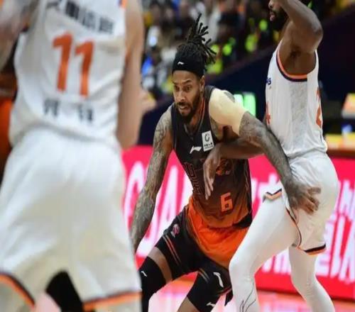 失誤惹禍！山東8894負(fù)上海，約翰遜空砍36分，第八名結(jié)束常規(guī)賽