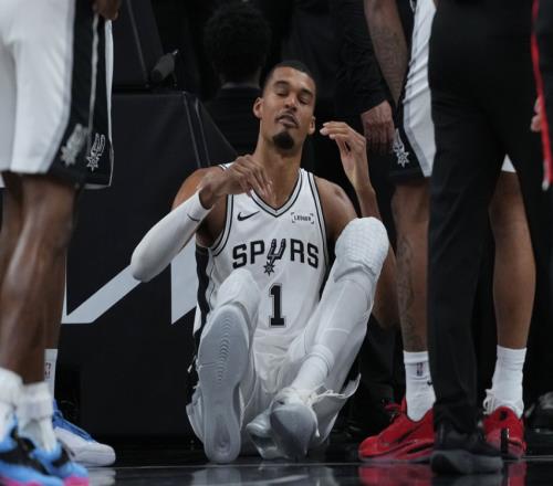 處在腦震蕩保護(hù)協(xié)議期！文班隨隊(duì)出征波特蘭備戰(zhàn)能否出戰(zhàn)存疑