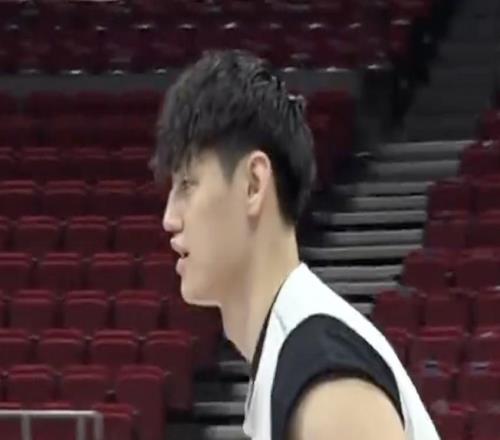 曾凡博：去年腰一断整个身体的劲儿泄了会尽我所能帮助球队