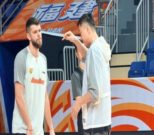 太意外了！薩姆納被取消注冊(cè)賽季報(bào)銷，杜鋒踩場(chǎng)親自指導(dǎo)拉科融入