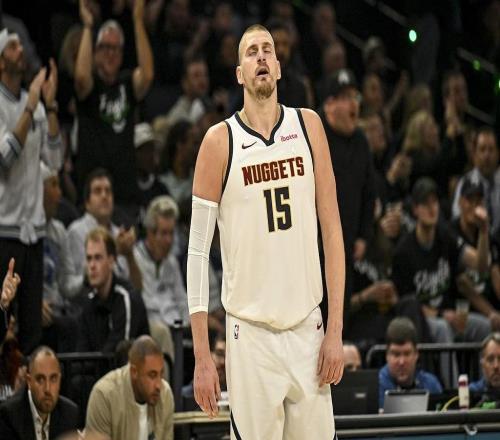 不在狀態(tài)，約基奇26投7中拿下27分15板，正負(fù)值21全場(chǎng)最低