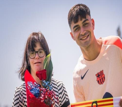 做公益，世體：佩德里與唐氏綜合征女青年會面，雙方交換禮物