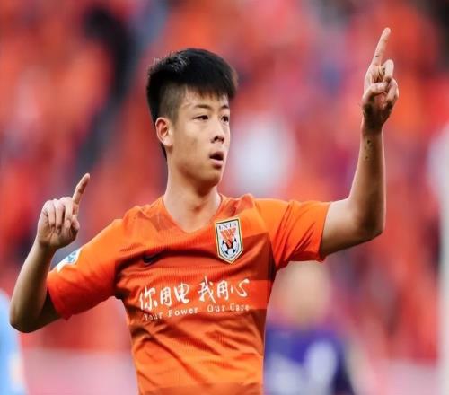 他是魯能主力前鋒！如今28歲卻只能踢中冠，至今沒為新東家進球