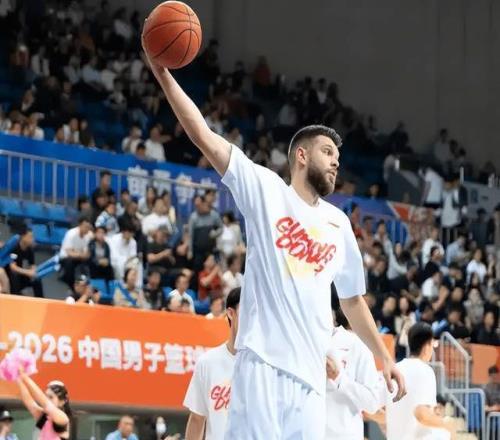 19投狂砍32分16板！廣東救火大外援首秀大放異彩，杜鋒驗貨成功