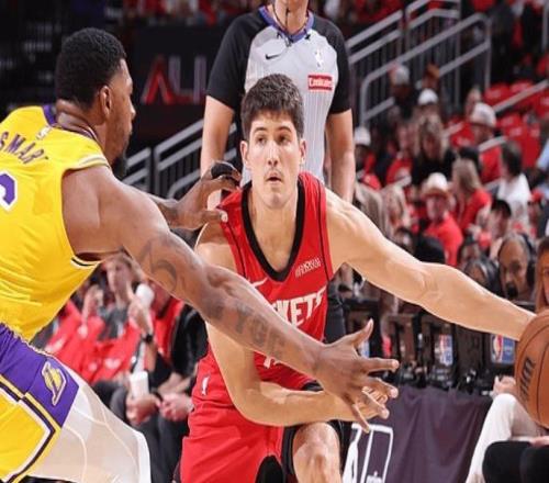 季后賽首個(gè)30誕生！湖人神奇逆轉(zhuǎn)，詹姆斯29+13，斯馬特夢(mèng)回巔峰