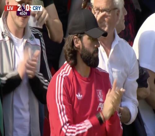 現(xiàn)場支持球隊，阿利松在看臺慶祝進球并為隊友鼓掌