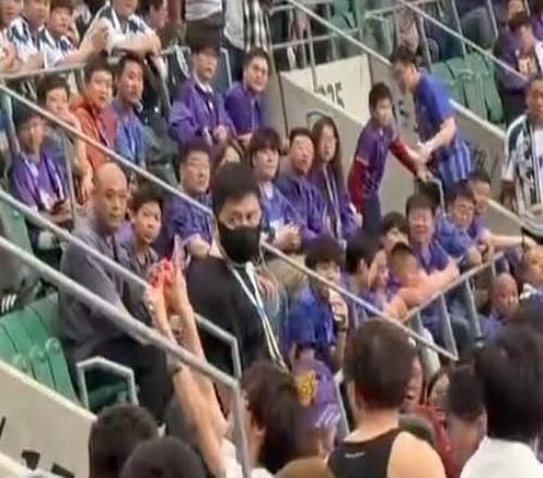 有球迷在津门虎看台举泰山围巾引众怒，随后该球迷被安保带走