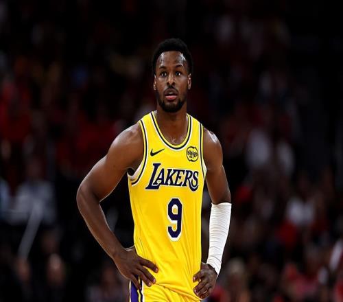 不僅在防守端有所作為，布朗尼在進(jìn)攻端也為湖人提供了一些支持