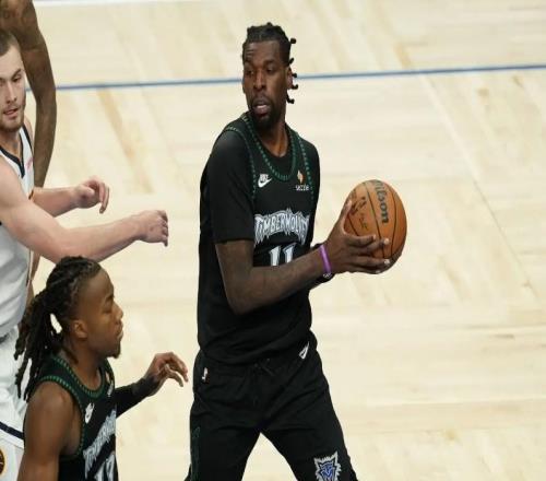 手感依然不佳！森林狼替補(bǔ)內(nèi)線大將到了季后賽突然間不會(huì)得分了