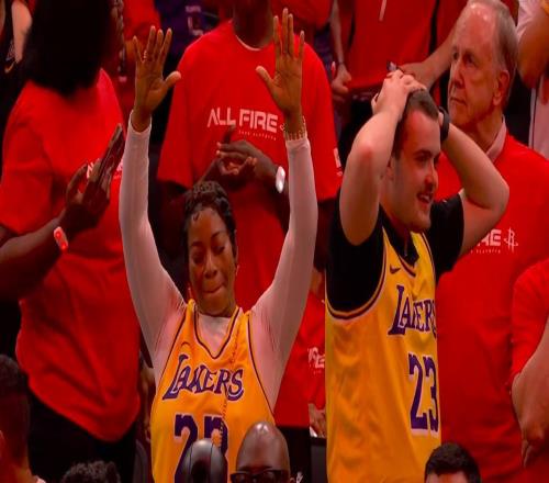 火箭球迷最崩潰一幕！湖人逆天改命，30拿下系列賽賽點(diǎn)