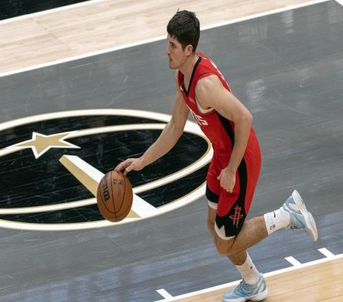 火箭若出局，鋒線2首發(fā)留1人名宿分析：小史密斯留下，伊森走人