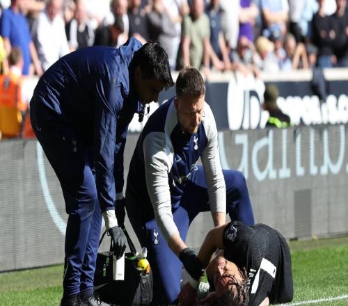 屋漏偏逢連夜雨，哈維西蒙斯膝蓋受傷被擔(dān)架送出場(chǎng)