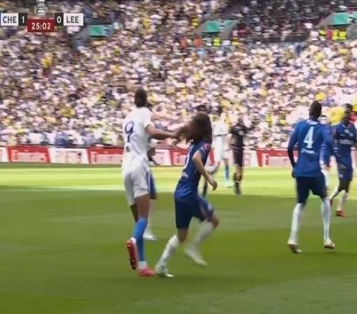 似曾相識(shí)勒溫拉拽庫(kù)庫(kù)雷利亞頭發(fā)，裁判并未吹罰犯規(guī)