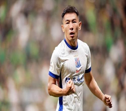 他為申花效力6年，如今定居上海，財(cái)富自由，已是申花一線教練