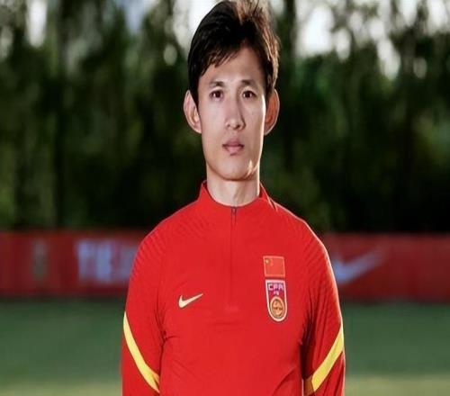 上港隊(duì)長(zhǎng)王燊超：娶了申花球迷，37歲仍征戰(zhàn)中超，恩師盼他回崇明