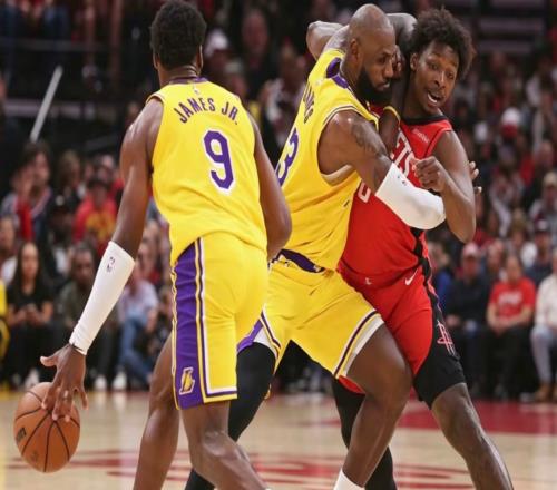 父親的托舉！詹姆斯拼命為布朗尼卡位，助他投進(jìn)季后賽第一球