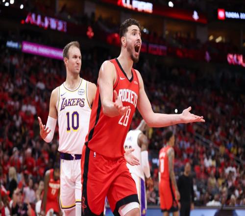 火箭拒絕被橫掃，裁判明顯用力過猛，烏度卡和申京都看不下去了