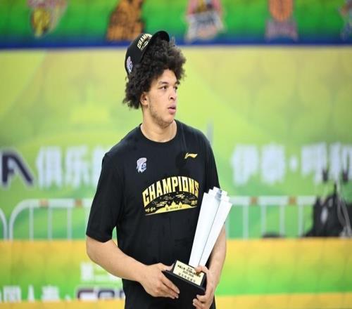 常規(guī)賽表現(xiàn)完美，上海男籃距離CBA總冠軍近了，傷病與經(jīng)驗是僅有的軟肋