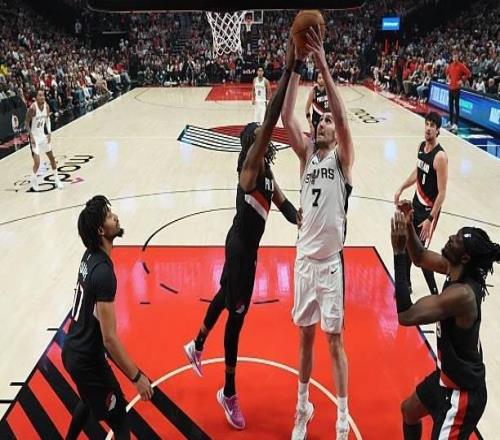 馬刺拿下了一場大勝，但是替補中鋒的表現(xiàn)實在是有些慘不忍睹