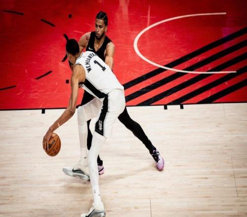 11493！文班亚马复出27+11+7封盖，马刺19分逆转大胜开拓者