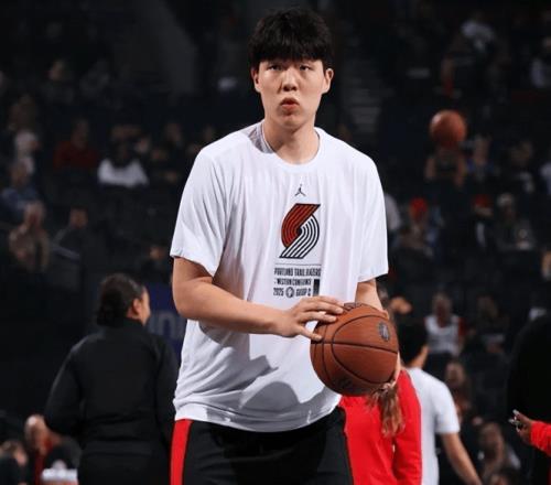 落后19分，楊瀚森上場了！斯普利特：是時候考慮對陣容做出改變！