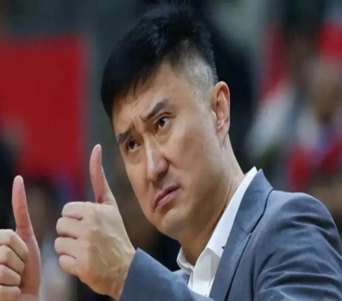 備戰(zhàn)G1賽前，誰注意廣東教練組開會(huì)到深夜，各方面都需做好準(zhǔn)備