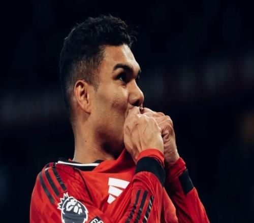 卡塞米羅社媒曬親吻隊(duì)徽照：我們距離目標(biāo)近在咫尺，加油紅魔