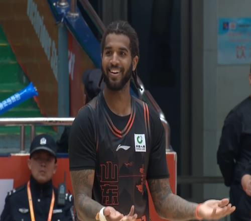 山東男籃季后賽首戰(zhàn)潰敗，邱彪堅(jiān)持12人輪換，克里斯坑苦全隊(duì)