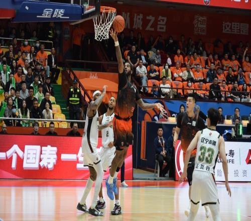 誰來為進(jìn)攻添把柴山東男籃67：77不敵遼寧，季后賽命懸一線