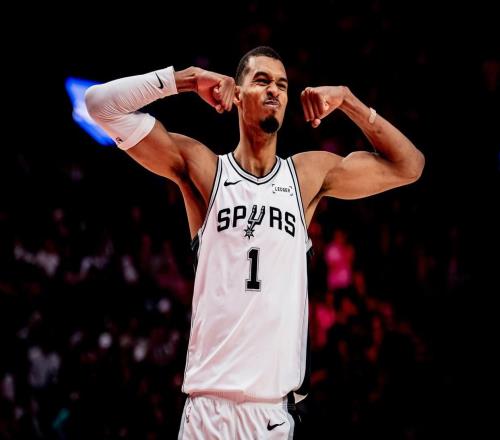 文班27+11+4斷+7帽創(chuàng)歷史第1神跡，馬刺逆轉(zhuǎn)開拓者！?？怂贡┳? />
<div   id=