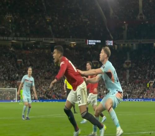 都是經(jīng)驗(yàn)，卡塞米羅連續(xù)誘騙科林斯對自己犯規(guī)并使其染黃