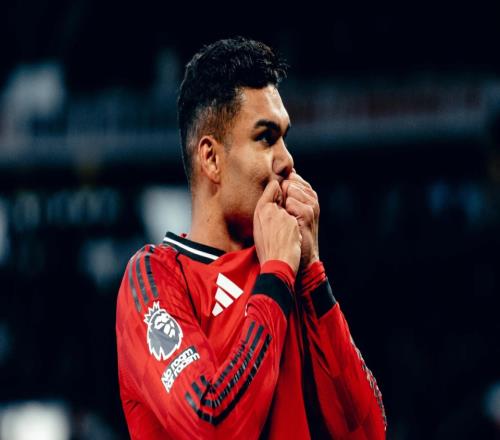 淚目！34歲傳奇破門(mén)后親吻曼聯(lián)隊(duì)徽+拼到抽筋球迷高喊：再留1年