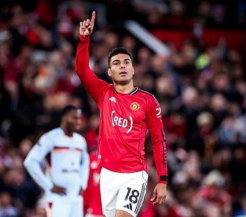 英超9球！34歲胖虎3次親吻曼聯(lián)隊(duì)徽：7萬人致敬隊(duì)友嘆服