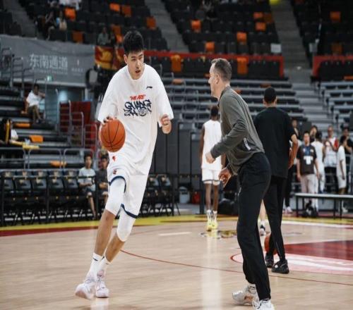 今天徐昕穿什么