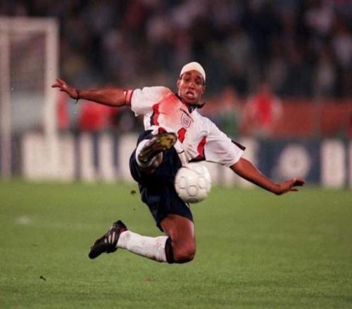 先與基恩明爭，后跟希勒暗斗，還看不上小貝，前英格蘭隊長太自我