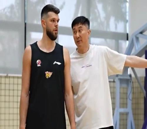 廣東男籃積極備戰(zhàn)，杜鋒指導(dǎo)拉科塞維奇，徐杰胡明軒狀態(tài)出色