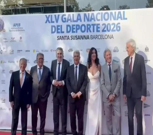 巴薩在西班牙國(guó)家體育獎(jiǎng)?lì)C獎(jiǎng)典禮上獲獎(jiǎng)，副主席代表俱樂部領(lǐng)獎(jiǎng)