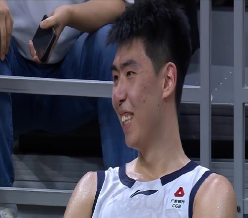 徐昕隔扣舊主，胡明軒0分，球迷提前退場(chǎng)！廣東男籃到底怎么了