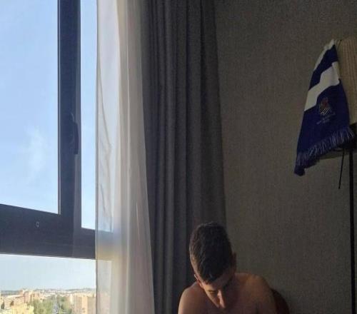 穆尼奧斯慶祝國(guó)王杯奪冠：窗外一切都是藍(lán)白，那是皇社的顏色